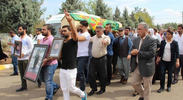 HDP&#039;li vekiller terörist cenazesine katıldı