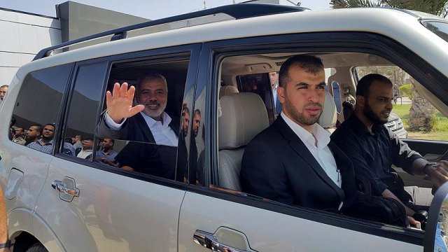 Heniyye hac vazifesini yerine getirmek üzere Gazze'den ayrıldı Heniyye hac vazifesini yerine getirmek üzere Gazze'den ayrıldı