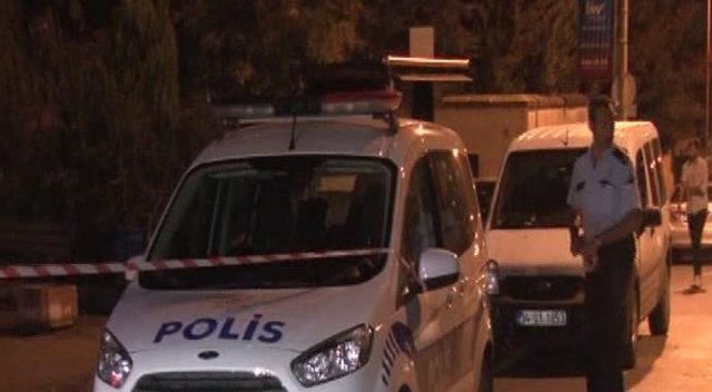 İstanbul&#039;da alışveriş merkezi önünde kavga: 2 yaralı
