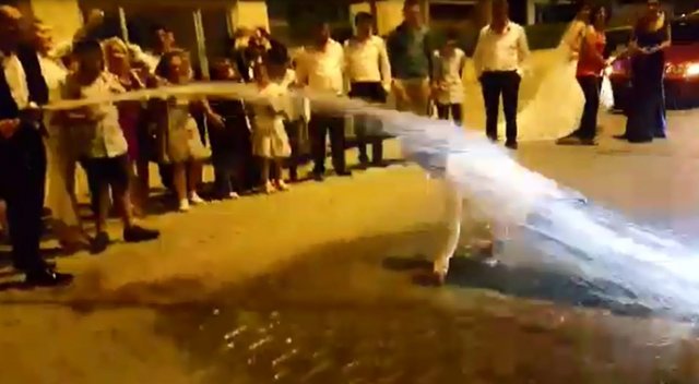 İtfaiyeci damat düğün sonrası neye uğradığına şaşırdı! İtfaiyeci damat düğün sonrası neye uğradığına şaşırdı!