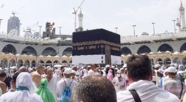 Kâbe’de eller şehitler için açıldı Kâbe’de eller şehitler için açıldı
