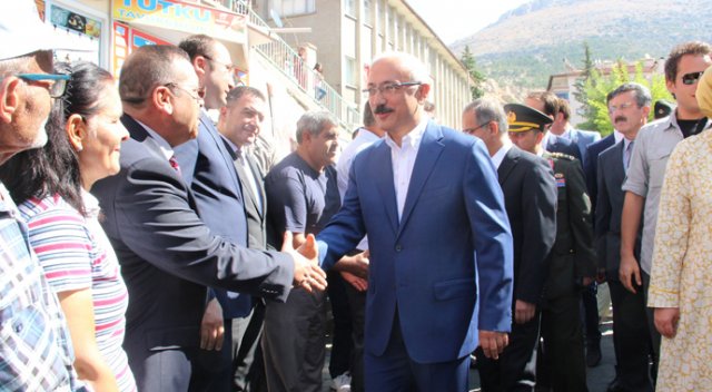 Kalkınma Bakanı Elvan’la selamlaşma kuyruğu Kalkınma Bakanı Elvan’la selamlaşma kuyruğu