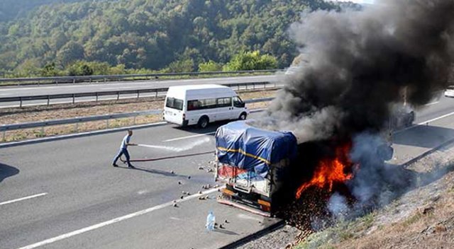 Kamyon alev alev yandı, TEM&#039;de trafik durdu