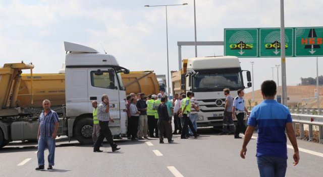 Kamyon sürücüleri, 3. köprü yolunu trafiğe kapattı Kamyon sürücüleri, 3. köprü yolunu trafiğe kapattı