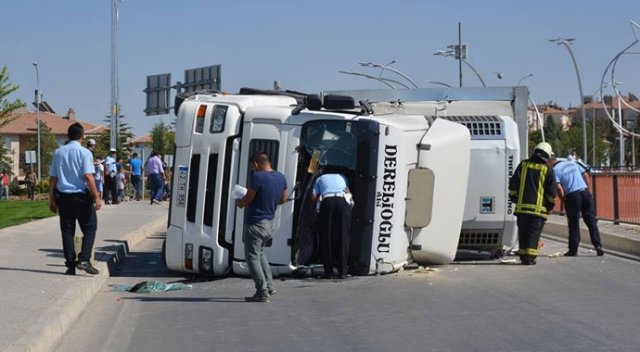 Karaman’da çekici devrildi: 2 yaralı