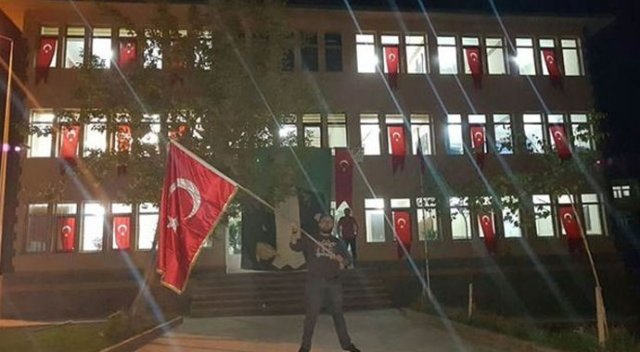Kayyum olarak atanmıştı, belediyeyi Türk bayraklarıyla donattı Kayyum olarak atanmıştı, belediyeyi Türk bayraklarıyla donattı