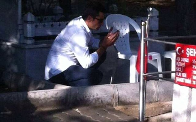 Kenan İmirzalıoğlu Şehit Ömer Halisdemir’i ziyaret etti