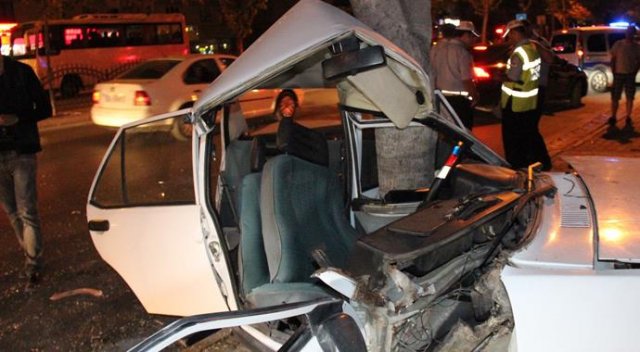 Konya'da otomobil ağaca çarptı: 1 ölü Konya'da otomobil ağaca çarptı: 1 ölü