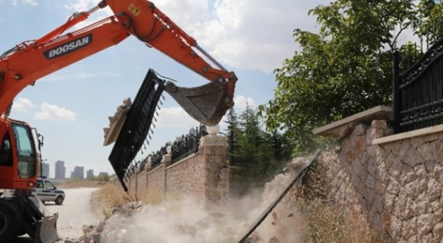 Koza İpek'in İncek'teki malikanesinin duvarı, mehter marşı eşliğinde yıkıldı Koza İpek'in İncek'teki malikanesinin duvarı, mehter marşı eşliğinde yıkıldı