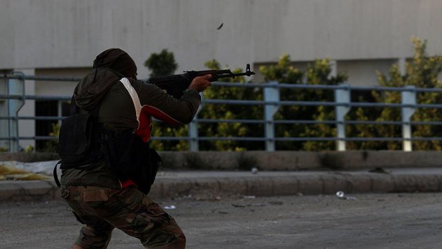 Lübnan'da Suriyeliler ve yerliler arasında silahlı çatışma Lübnan'da Suriyeliler ve yerliler arasında silahlı çatışma