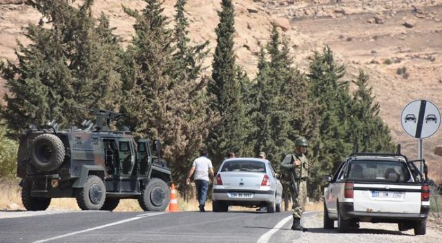 Mardin&#039;de teröristler minibüsü taradı