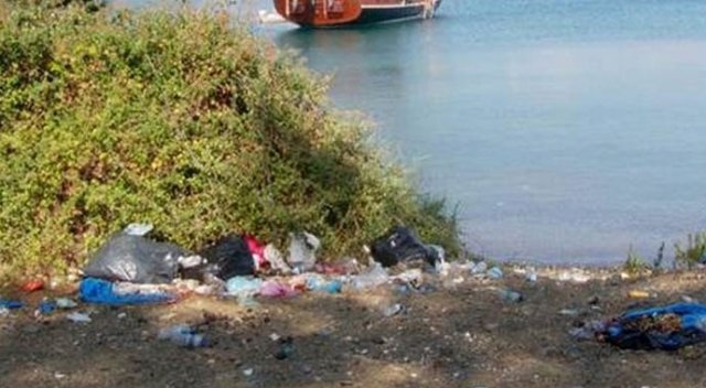 Marmaris'te tatilcilerden geriye çöpler kaldı Marmaris'te tatilcilerden geriye çöpler kaldı