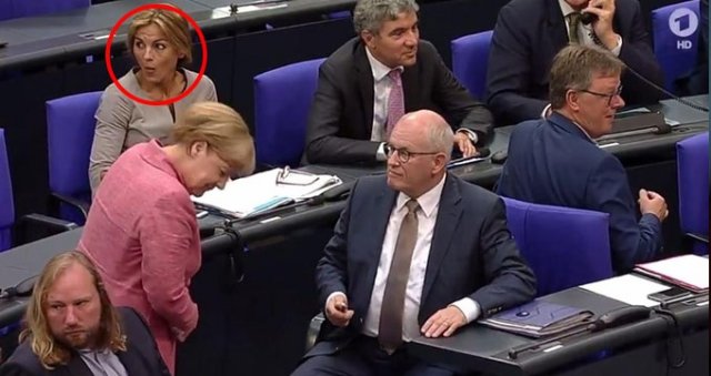 Meclis Başkanı, Başbakan Merkel&#039;i azarlayıp arka sıralara gönderdi