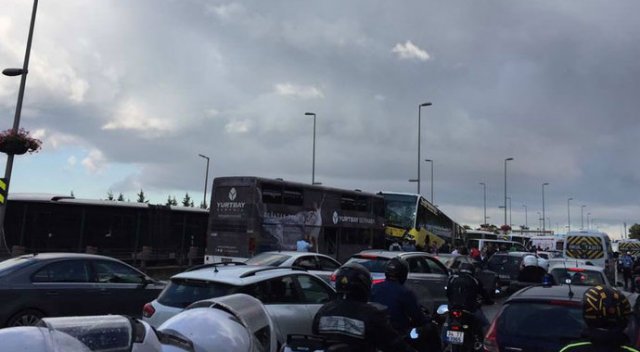 Metrobüs yolunda feci kaza!