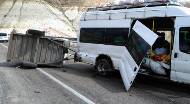 Mevsimlik işçileri taşıyan minibüs devrildi: 11 yaralı