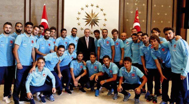 Milliler Erdoğan'a sahip çıktı Milliler Erdoğan'a sahip çıktı