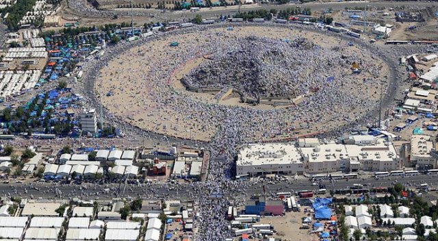 Milyonlarca hacı adayı Arafat Vakfesi'ni yaptı Milyonlarca hacı adayı Arafat Vakfesi'ni yaptı