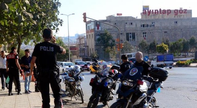 Motorlu kuryeden akıl almaz hareket! Polisin önüne attı... Motorlu kuryeden akıl almaz hareket! Polisin önüne attı...