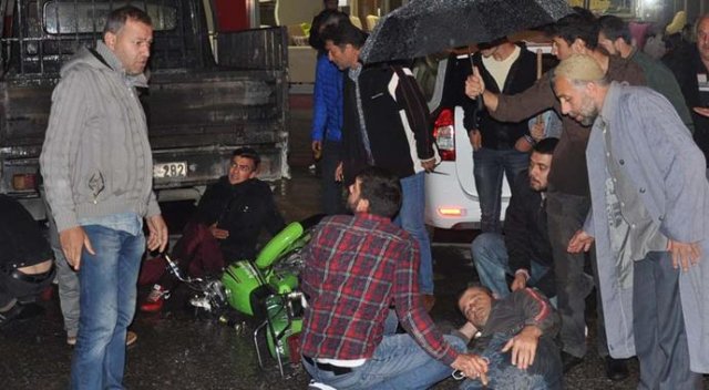 Motosiklet yayalara çarptı: 3 yaralı Motosiklet yayalara çarptı: 3 yaralı