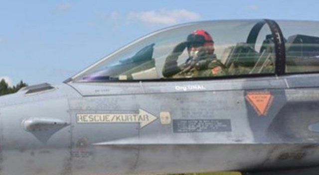 Orgeneral Abidin Ünal kendi kullandığı F-16 ile geldi