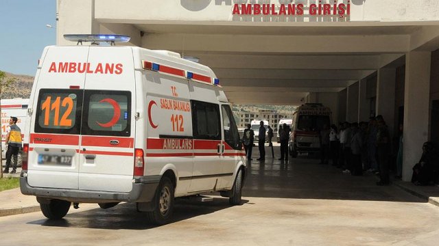 Otomobil bagajında taşınan yaralı çocuklardan biri öldü Otomobil bagajında taşınan yaralı çocuklardan biri öldü