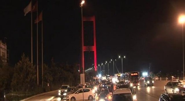 Otoyol ve köprülerden ücretsiz geçişler başladı