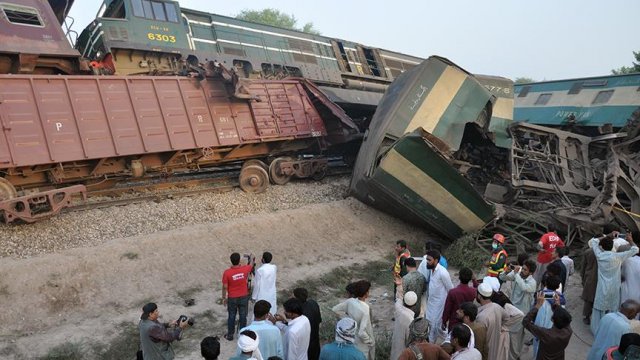 Pakistan'da tren kazası: 6 ölü 100'den fazla yaralı Pakistan'da tren kazası: 6 ölü 100'den fazla yaralı