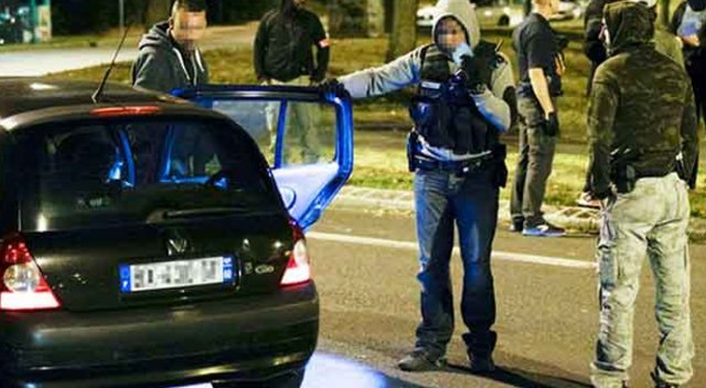 Paris'te saldırı hazırlığında yakalanan DAEŞ'çi 3 kadın tutuklandı Paris'te saldırı hazırlığında yakalanan DAEŞ'çi 3 kadın tutuklandı