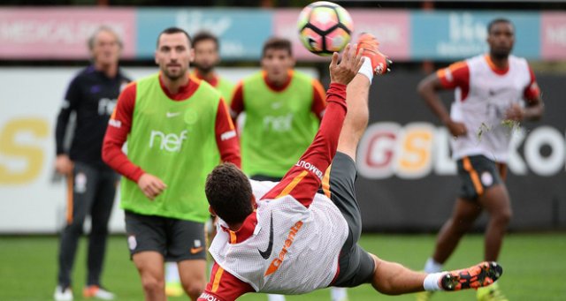 Sabri Sarıoğlu antrenmanda rövaşata golü attı Sabri Sarıoğlu antrenmanda rövaşata golü attı
