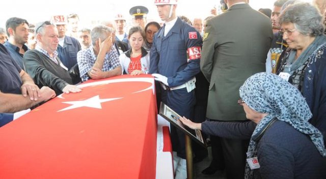 Şehit babasının feryatları yürekleri dağladı Şehit babasının feryatları yürekleri dağladı