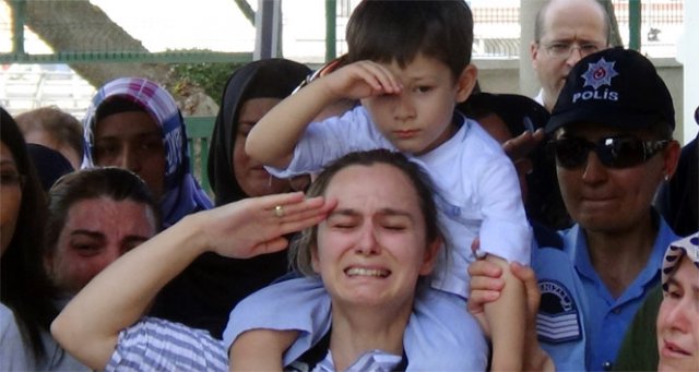 Şehit polis babaya asker selamıyla veda