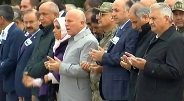 Şehitler için düzenlenen törene Başbakan da katıldı Şehitler için düzenlenen törene Başbakan da katıldı