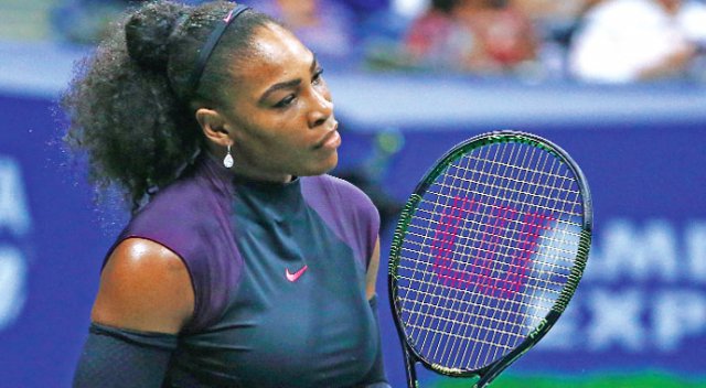 Serena Williams tahtını kaybetti