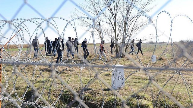 Sığınmacılara tekme atan kameraman yargılanacak Sığınmacılara tekme atan kameraman yargılanacak