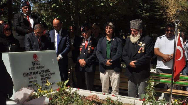 STK'lardan Ömer Halisdemir'in kabrine ziyaret STK'lardan Ömer Halisdemir'in kabrine ziyaret