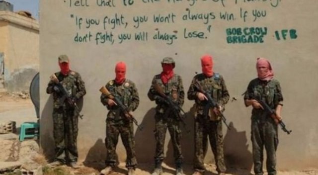 Suriye'de YPG'ye katılan 5 İngiliz alay konusu oldu! Suriye'de YPG'ye katılan 5 İngiliz alay konusu oldu!