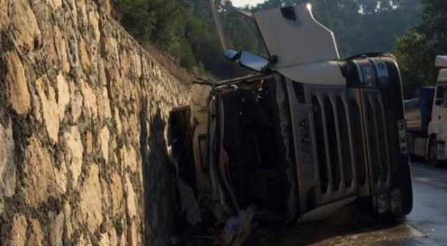 Süt tankeri devrildi, 1 kişi hayatını kaybetti Süt tankeri devrildi, 1 kişi hayatını kaybetti