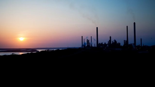 Suudiler petrol üretiminde ABD'yi geçerek zirveye çıktı Suudiler petrol üretiminde ABD'yi geçerek zirveye çıktı