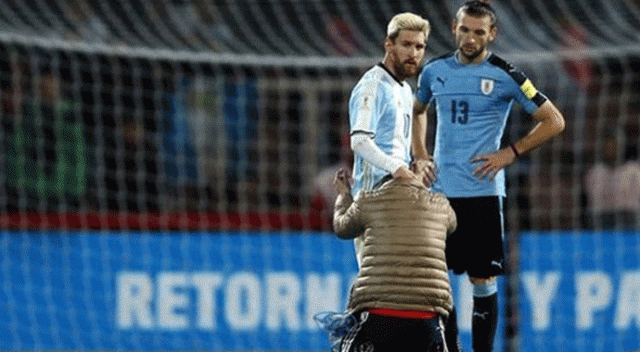 Taraftar Messi'nin ayaklarına kapandı Taraftar Messi'nin ayaklarına kapandı