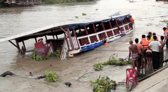 Taylandlı Müslümanları taşıyan feribot battı: 13 ölü