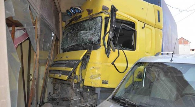 Tır park halindeki 10 araca çarptı: 9 yaralı