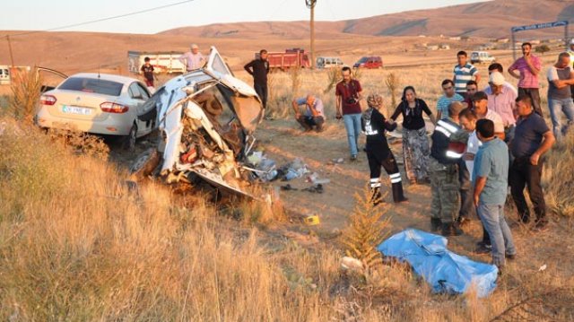 Trafik kazasında bir aile yok oldu