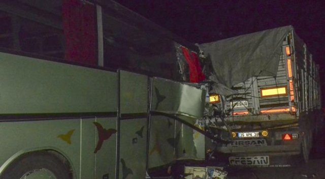 Tur otobüsü TIR&#039;a çarptı: 1 ölü