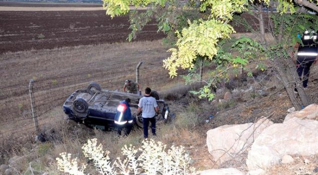 Uçuruma yuvarlanan otomobilde baba öldü, 2 çocuğu yaralandı Uçuruma yuvarlanan otomobilde baba öldü, 2 çocuğu yaralandı