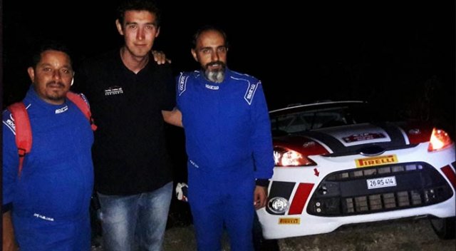 Uçurumun kenarında hatıra pozu Uçurumun kenarında hatıra pozu