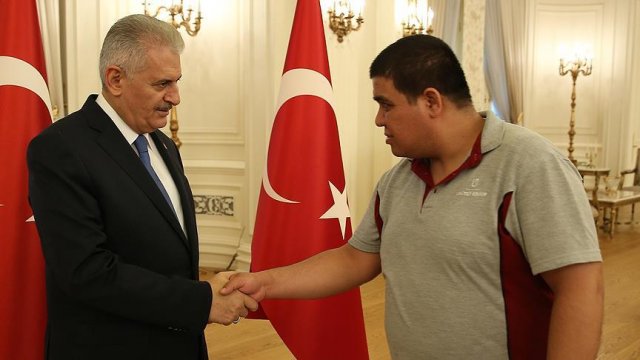 Yıldırım, Başbakanlık personeliyle bayramlaştı Yıldırım, Başbakanlık personeliyle bayramlaştı
