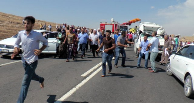 Yolcu minibüsü ile TIR çarpıştı: 1 ölü, 20 yaralı Yolcu minibüsü ile TIR çarpıştı: 1 ölü, 20 yaralı
