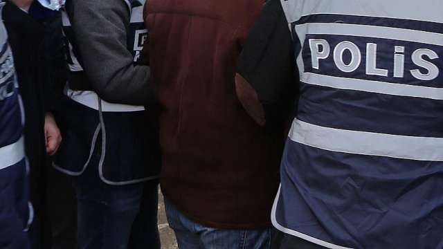 'Dolandırıcılık'tan tahliye olan FETÖ'cü sanığa gözaltı 'Dolandırıcılık'tan tahliye olan FETÖ'cü sanığa gözaltı