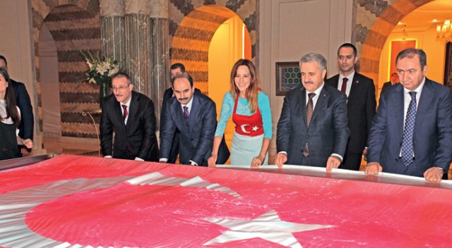 ‘Ebru’ ile en büyük Türk bayrağını yaptı ‘Ebru’ ile en büyük Türk bayrağını yaptı