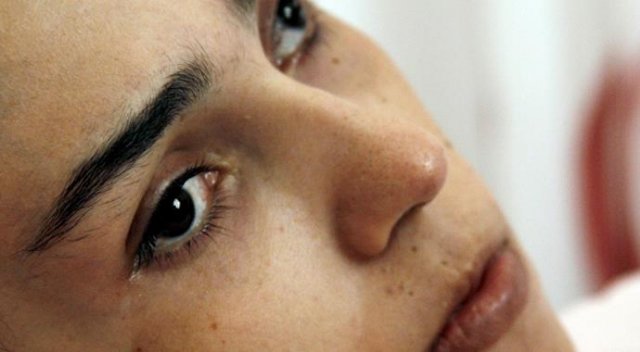 18 yaşındaki kız mide ameliyatından sonra felç kaldı